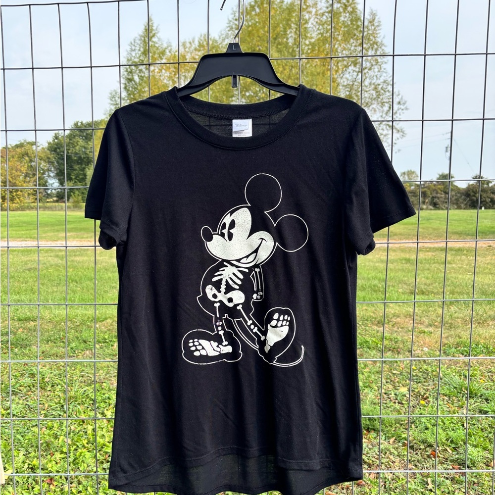 Black T-Shirt with Skeleton Mickey Mouse Design Halloween size large